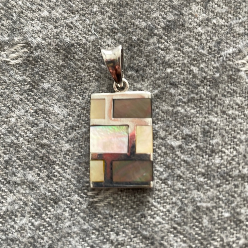 925 Silver pendant with mother of pearl inlay